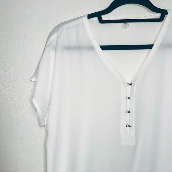 Maurices Solid White Hook & Eye V-neck Short Sleeve Blouse Small Women’s - Picture 5 of 14